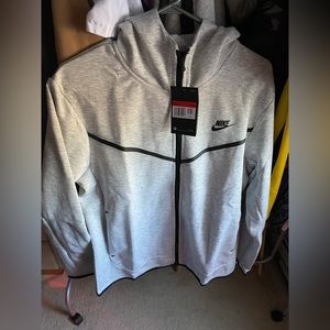 Bran new Red teck fleece with matching pants size medium Nike full suite